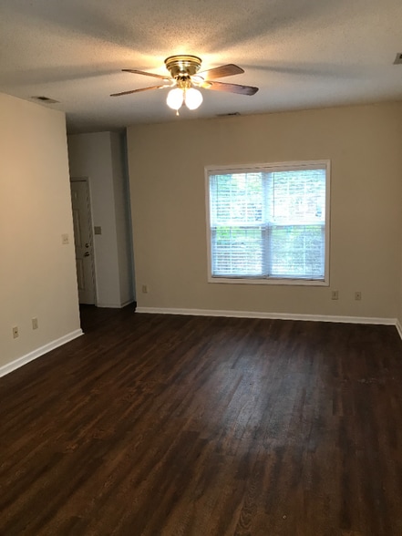 Building Photo - 21028 N Main St