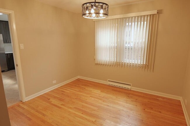 Building Photo - 5047 S Leclaire Ave