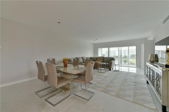 Building Photo - 2751 N Palm Aire Dr