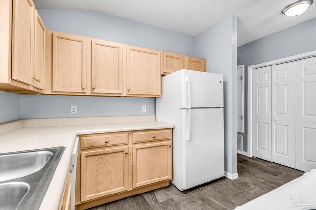 Building Photo - 2208 Trailwood Dr