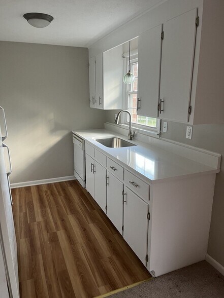 New sink and quartz countertops - 530 Whispering Hills Dr
