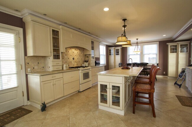 Building Photo - 2 S Dudley Ave