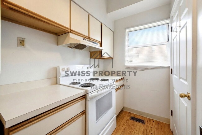 Building Photo - 275 E 16th Ave