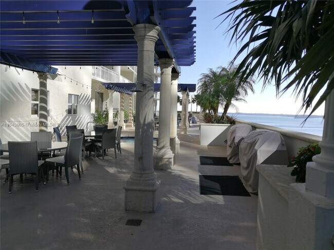 Building Photo - 1200 Brickell Bay Dr