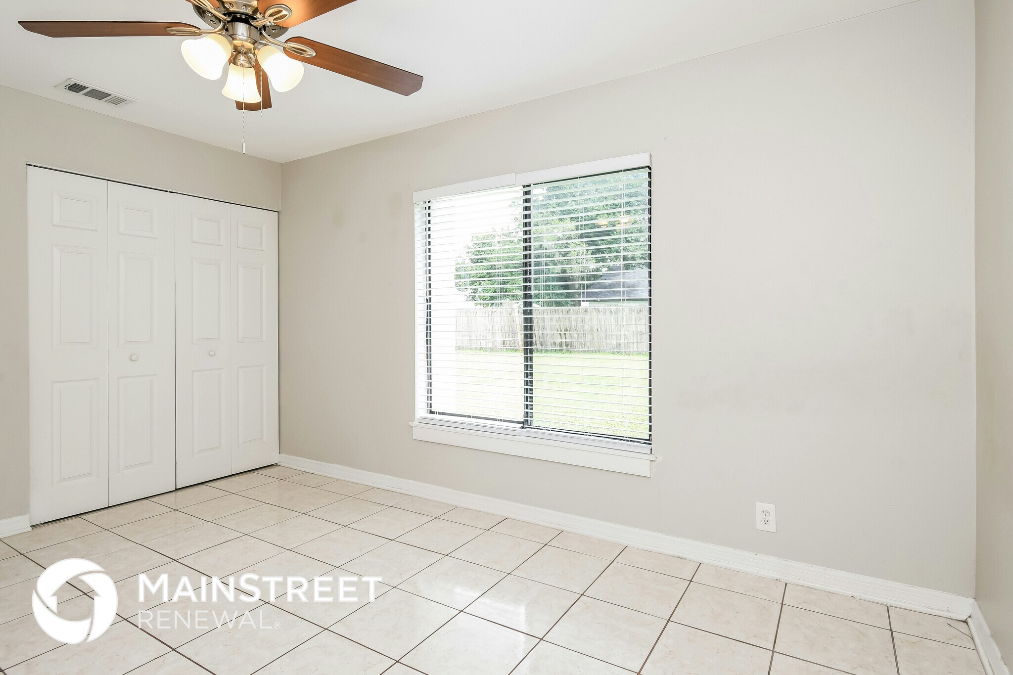 Building Photo - 820 E Flag Ln