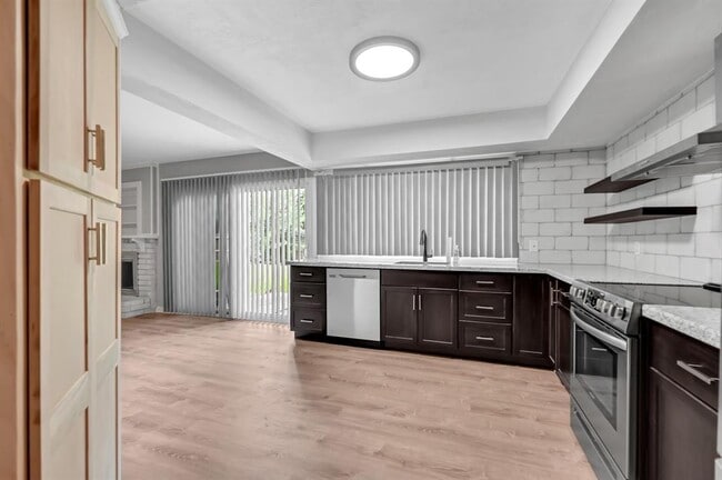 Building Photo - 2239 Fairgreen Dr