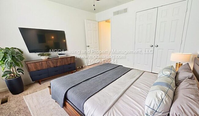 Building Photo - Special Offer of $100 off with a 16 Month Lease at Creekwood Park Townhomes!