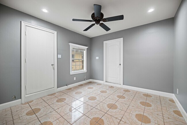 BUNGALO BED - 606 W Pembroke Ave