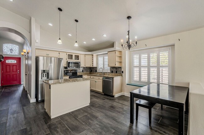Building Photo - 4 bed, 2 bath home in Peoria