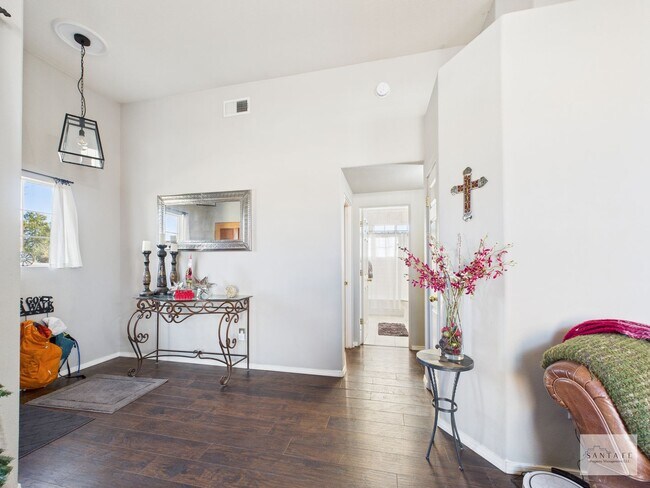 Building Photo - UNFURNISHED 3 Bedroom in Desirable Community