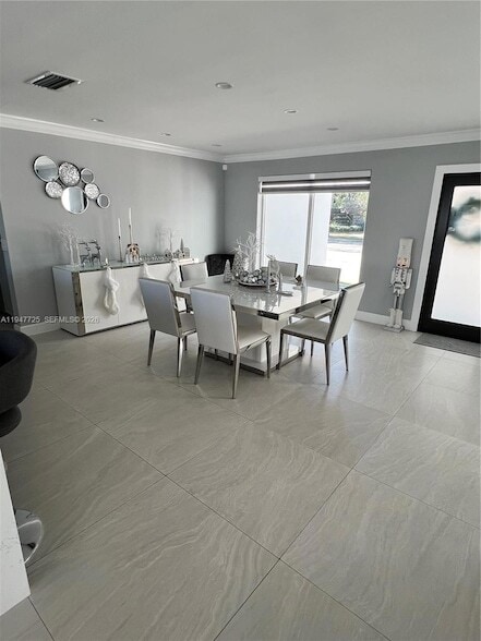 Building Photo - 5510 Bayview Dr