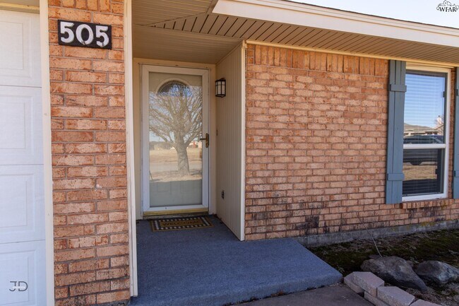 Building Photo - 505 W Coleman Ave