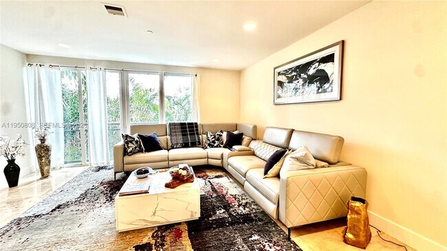 Building Photo - 814 NE 19th Ave