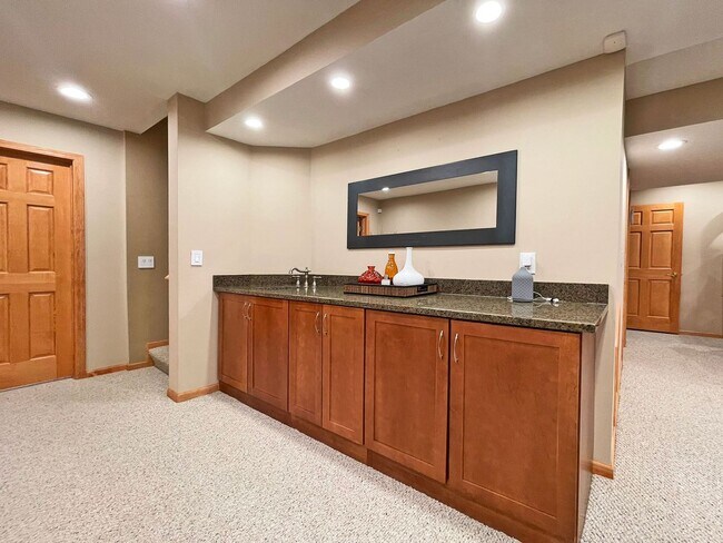 Building Photo - 6560 Shadow Ln