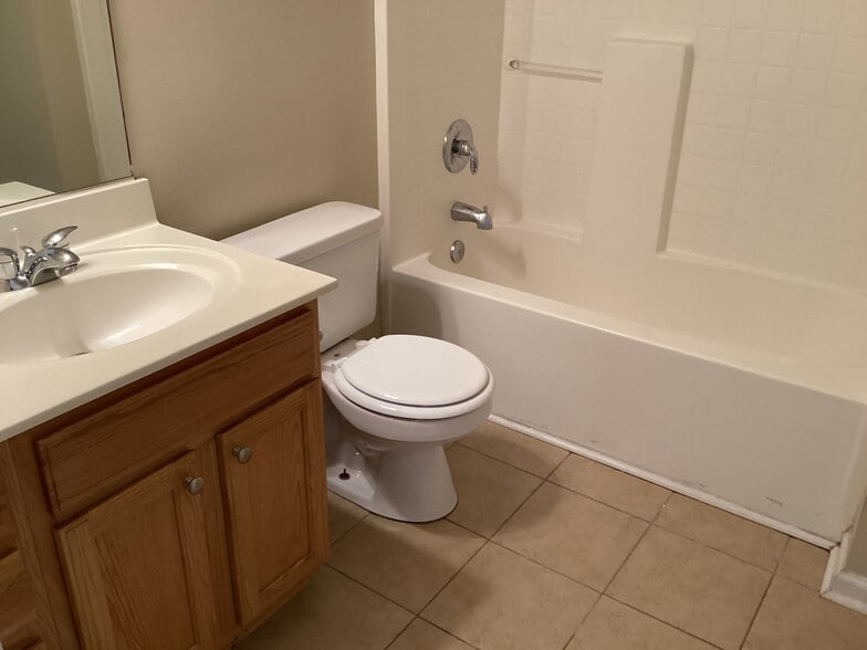 Building Photo - 1009 Friartuck Trl