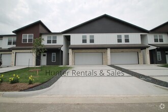 Building Photo - Upscale Three-bedroom Townhome!