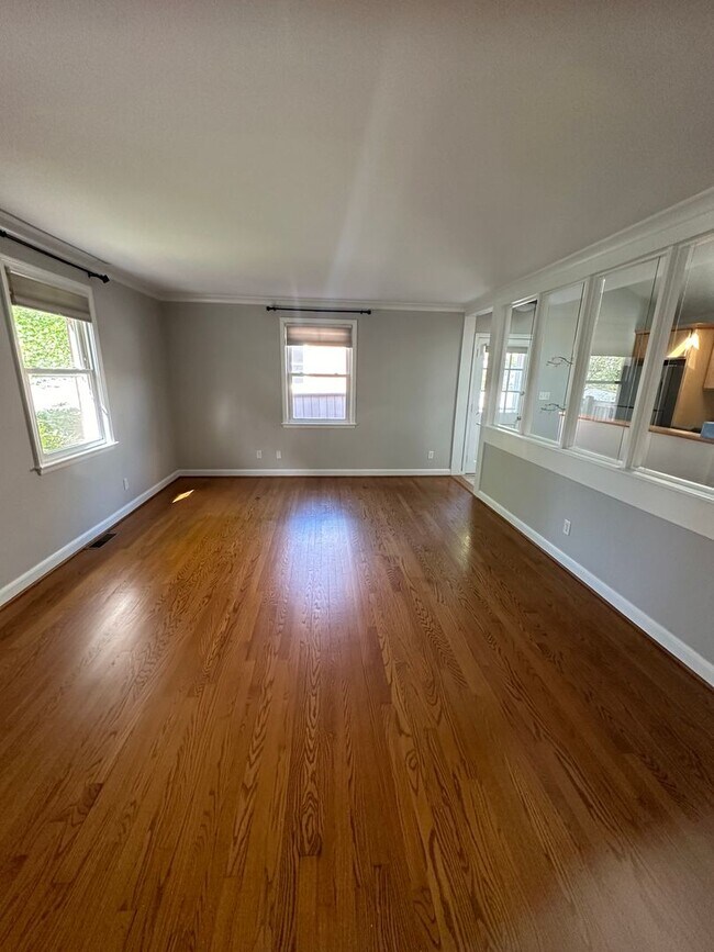 Building Photo - Charming 3 BR, 2.5 Ba house in a great location in town on a quiet cul de sac