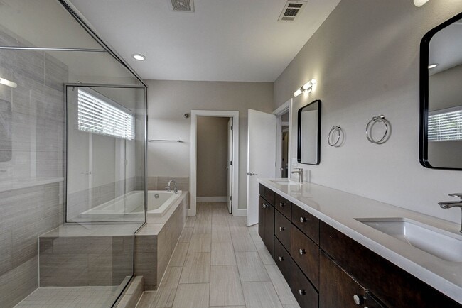 Building Photo - Modern Comfort Meets City Living — 3-Story Townhome Ready Now!