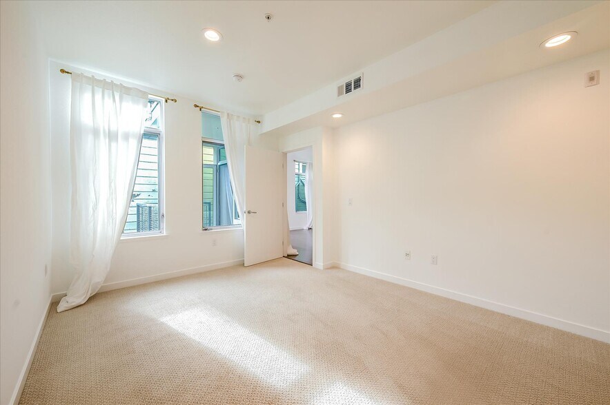 Building Photo - 2655 Bush St