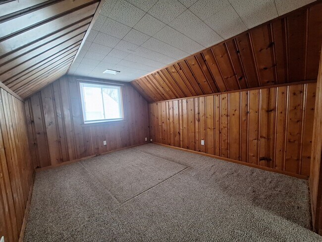 Building Photo - Charming 3 bedroom bungalow freshly updated