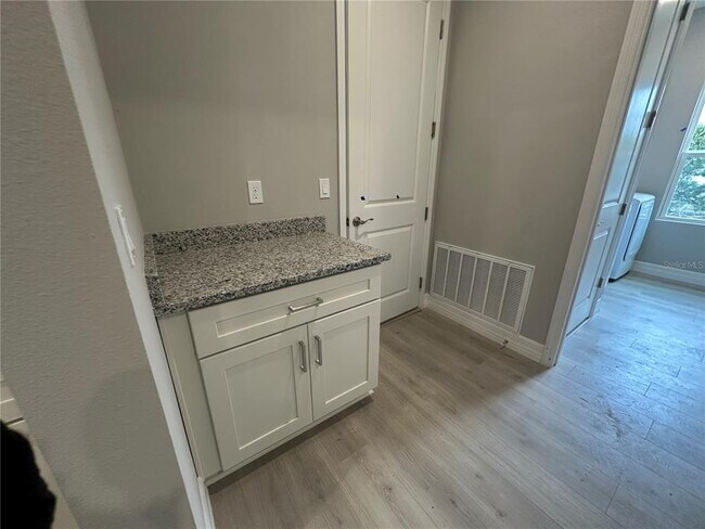 Building Photo - 9 Mimosa Ct W