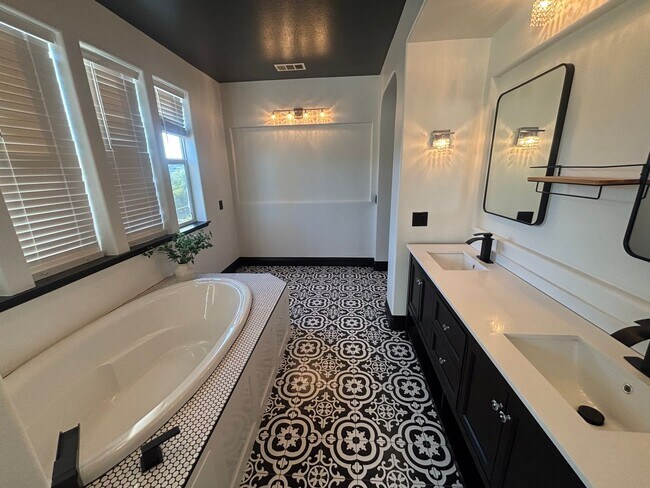 Building Photo - Stunning 5-Bedroom Pool Home with Private ...