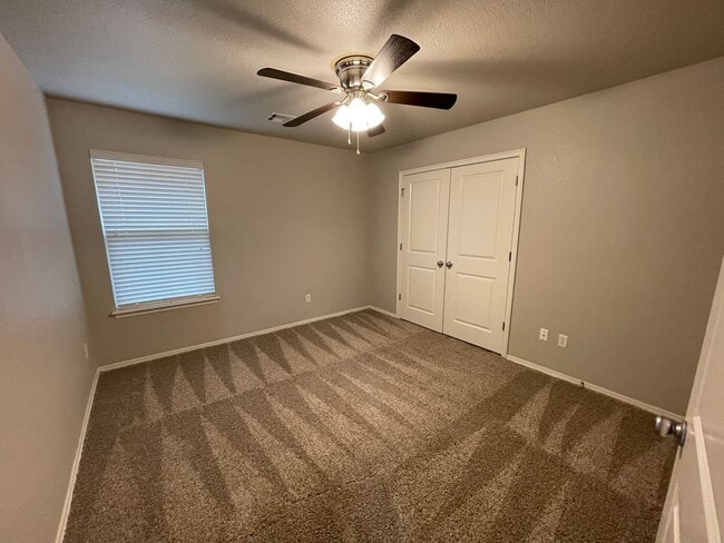 Building Photo - JENKS SCHOOLS - 3 bed with study and formal dining!!