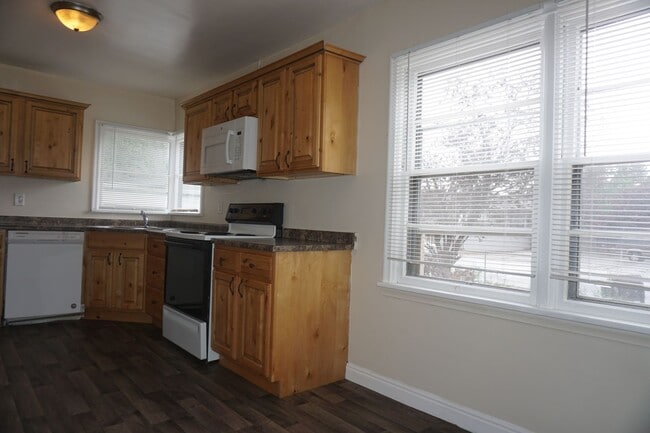 Building Photo - Upgraded 4 Bed 2 Bath Midvale Home