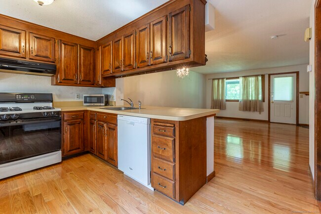 Building Photo - 1 Oak Frst Dr