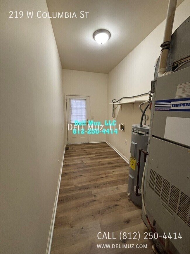 Building Photo - 219 W Columbia St