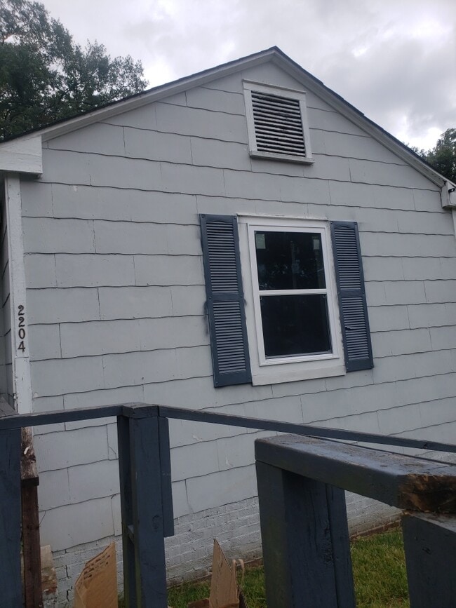 Building Photo - 2204 Sweet Briar Dr