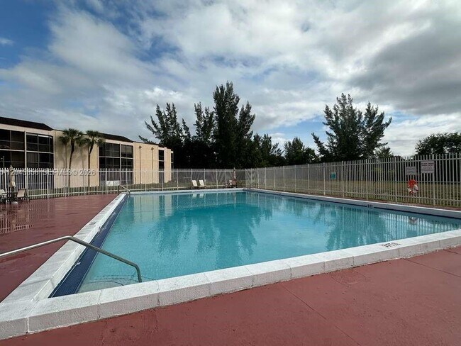 Building Photo - 3400 Foxcroft Rd