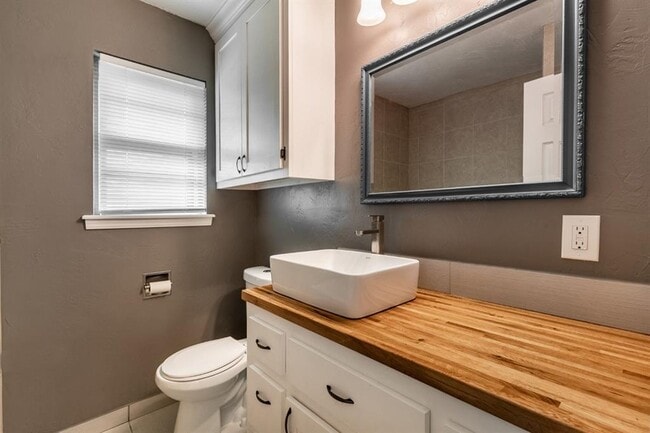 Building Photo - 709 NE 79th Pl