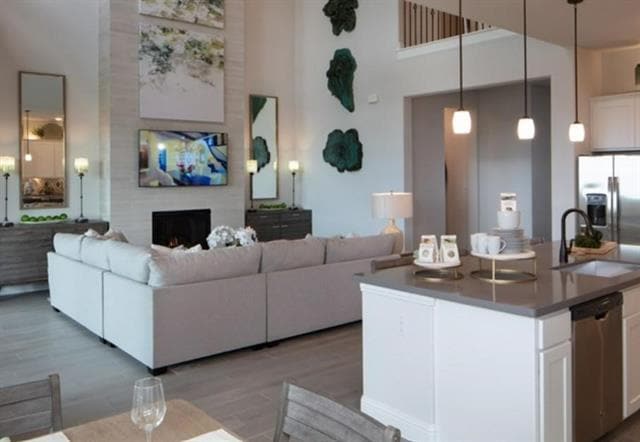 Building Photo - 1412 Kurelek Dr