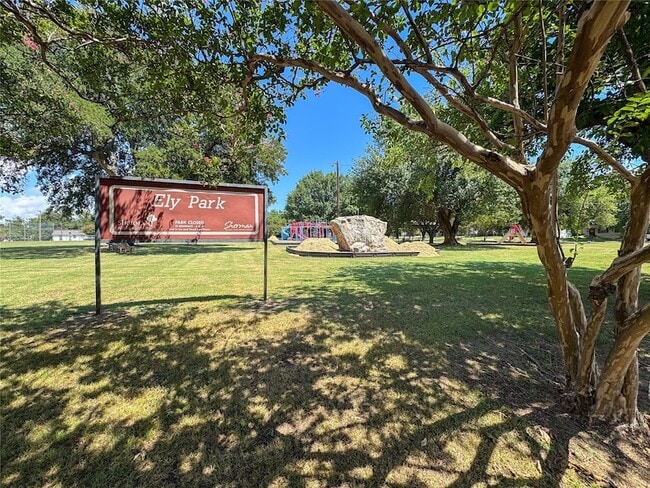 Building Photo - 910 S Austin St