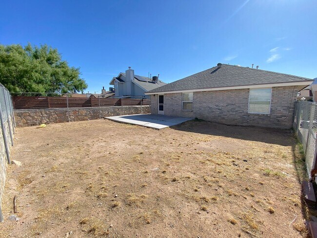 Building Photo - North Hills  in Northeast El Paso 4 bed with Refrig A/C right next to Franklin Mountains!