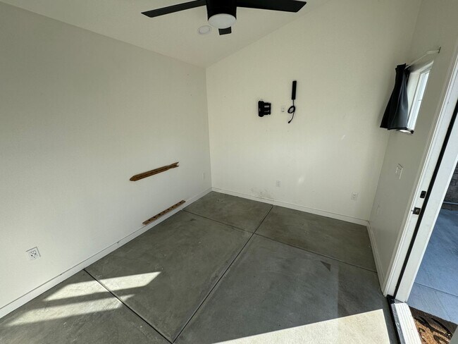 Building Photo - 3 Bedroom Single Level Home in Foothills o...
