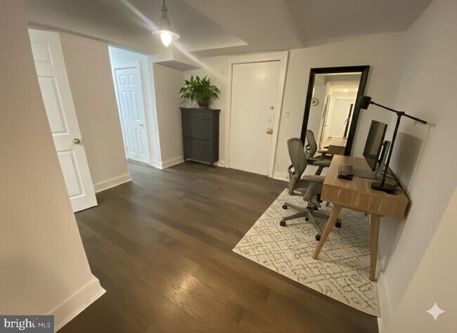 Building Photo - 1820 Clydesdale Pl NW