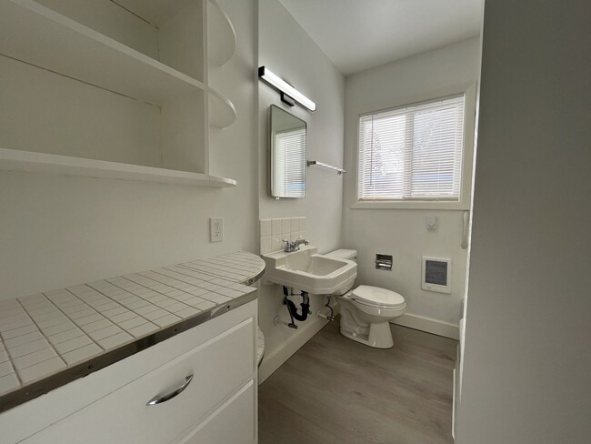 Building Photo - Cozy 1-Bedroom Apartment with Natural Light & Outdoor Living-Single level, feels more like a home...