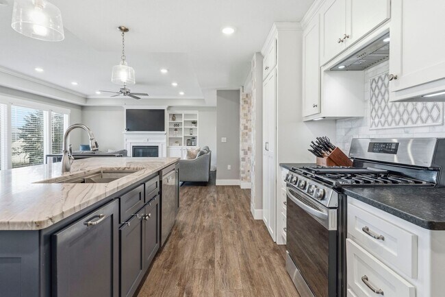 Building Photo - Stunning 6 Bed, 3 Bath Heritage Hills Home | 3-Car Garage | Walk-Out Basement