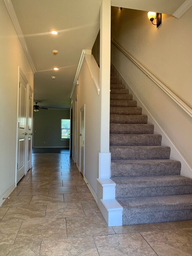 Building Photo - 3-Bedroom, 2.5-Bath TOWNHOME IN ROGERS!!!!