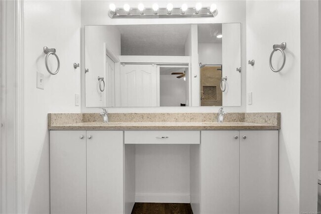 Building Photo - 717 Lantern Pl