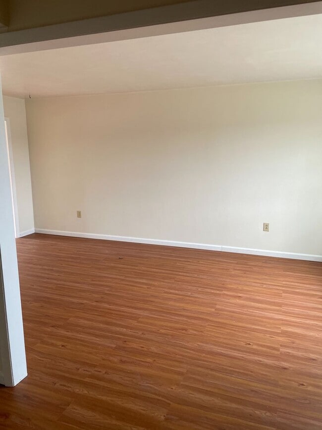Building Photo - 3 BR 1.5 Bath Townhouse