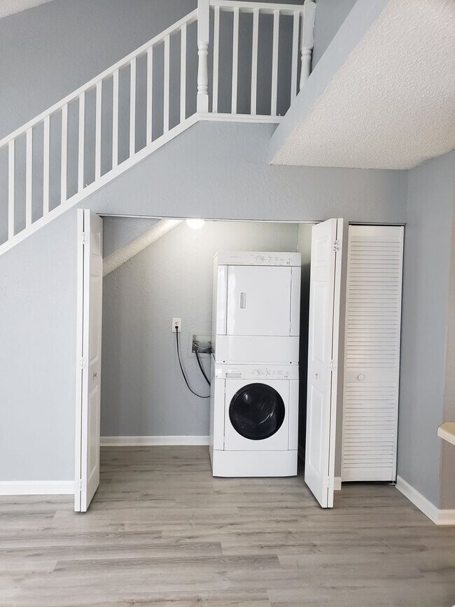 Building Photo - 3 bedroom townhome for rent in NE Tallahassee, wood floors, fenced yard available for a move in r...