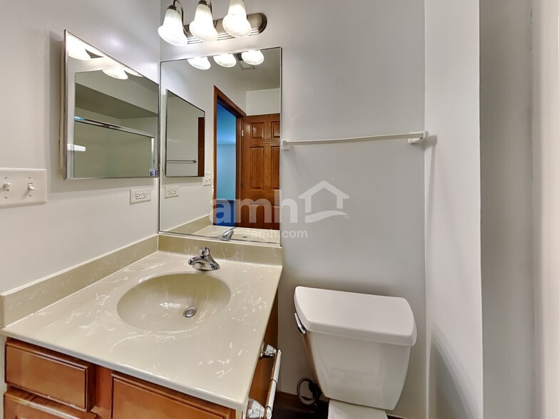 Building Photo - 617 Lincoln Station Dr