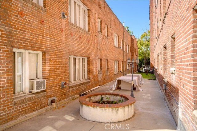 Building Photo - 228 S Kenwood St
