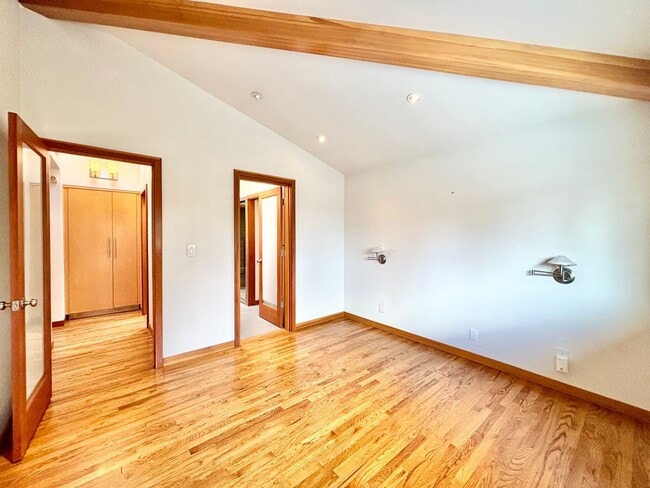 Building Photo - Stunning Mountain View Mid-Century Home in Prestigious Clyde Hill