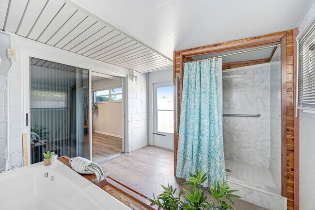 Building Photo - 1028 Coronado Dr