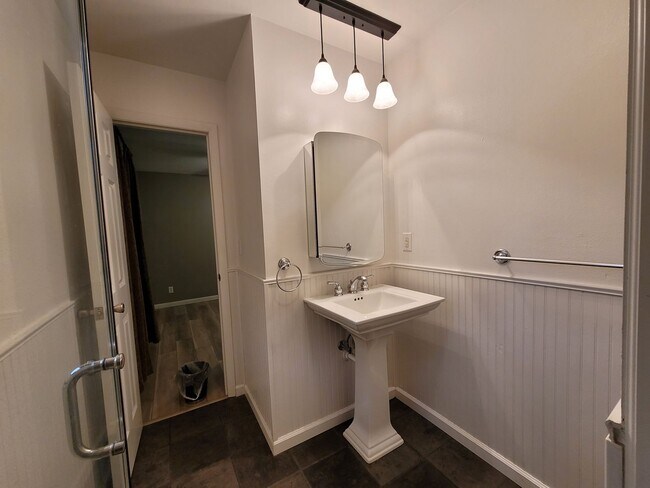 Building Photo - Coralville 4 bedroom 2.5 bath, 2 stall attached garage, fenced yard!