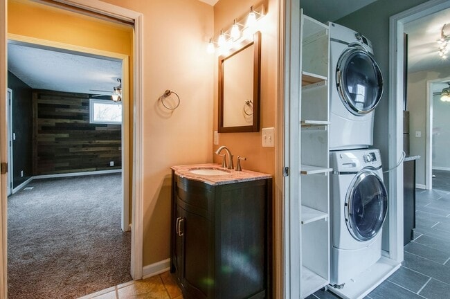 Building Photo - 821 W McKennie Ave